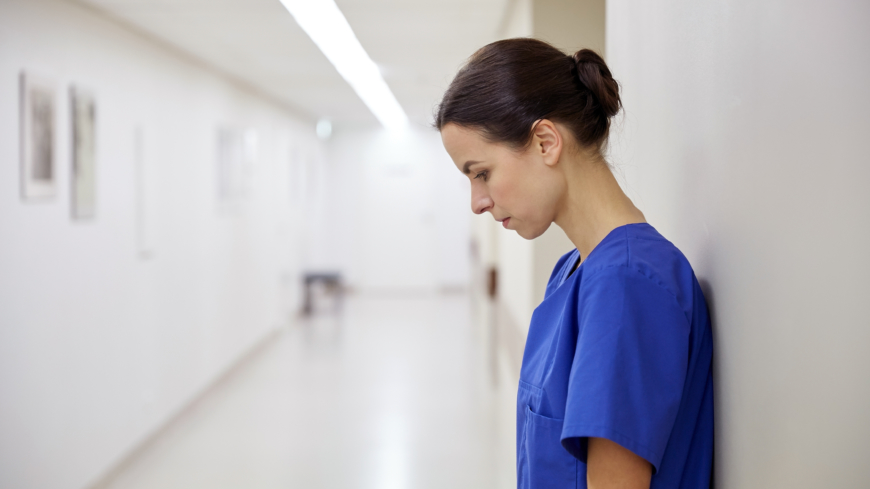 Stress hos personalen och stängda vårdplatser är bara några av de problem som uppstår i samband med den stora bristen på sjuksköterskor i landet. Foto: Shutterstock